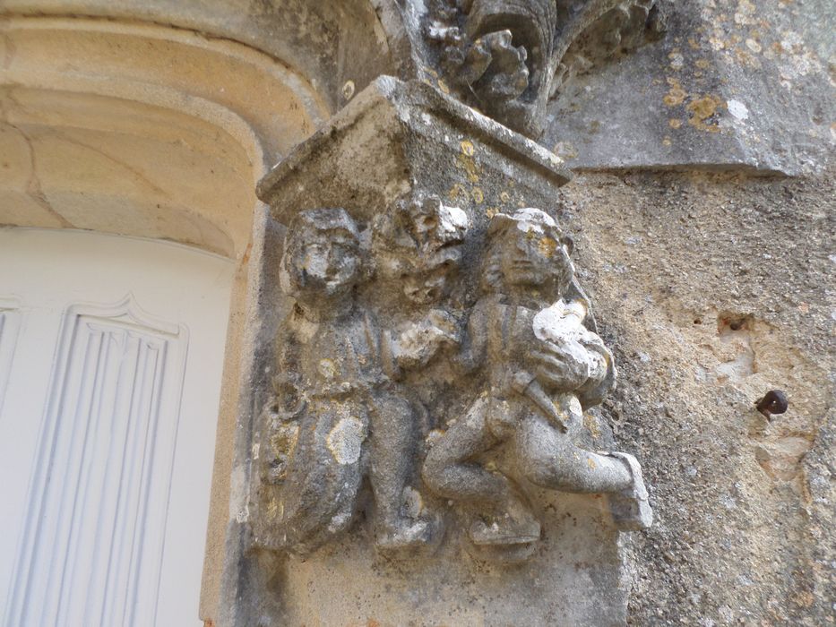 façade est, porte d’accès à la tourelle d’escalier, détail