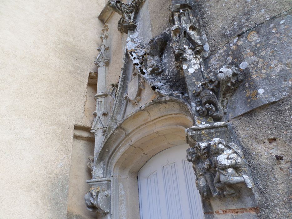 façade est, porte d’accès à la tourelle d’escalier, vue partielle