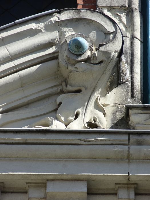 façade ouest, détail d’une volute décorative