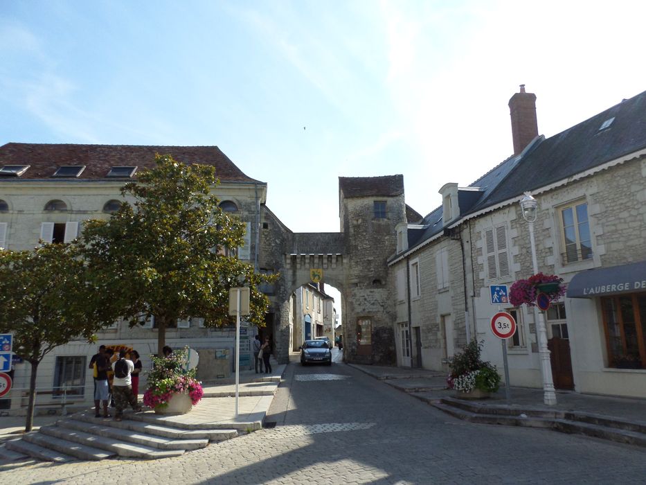 vue générale de la porte dans son environnement depuis l’Ouest