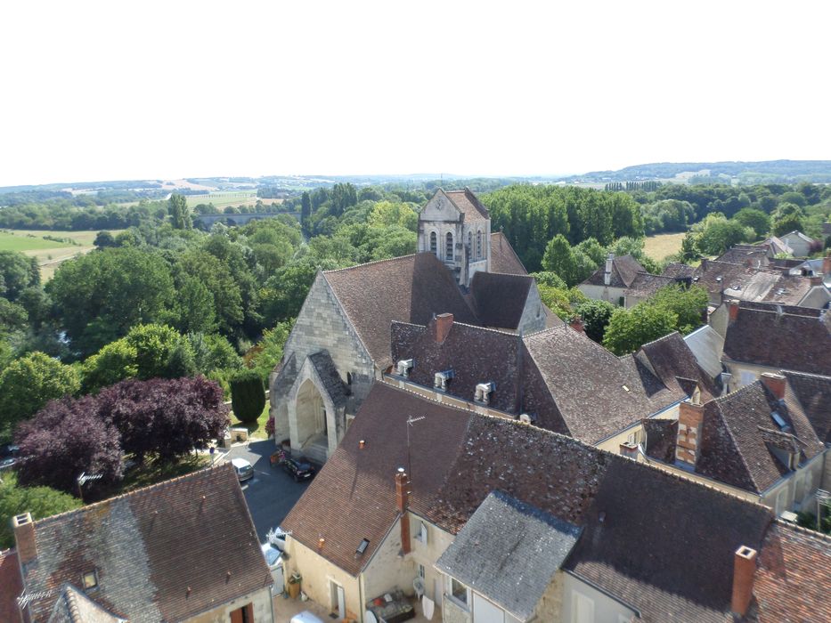 vue générale de l’église dans son environnement urbain depuis le donjon