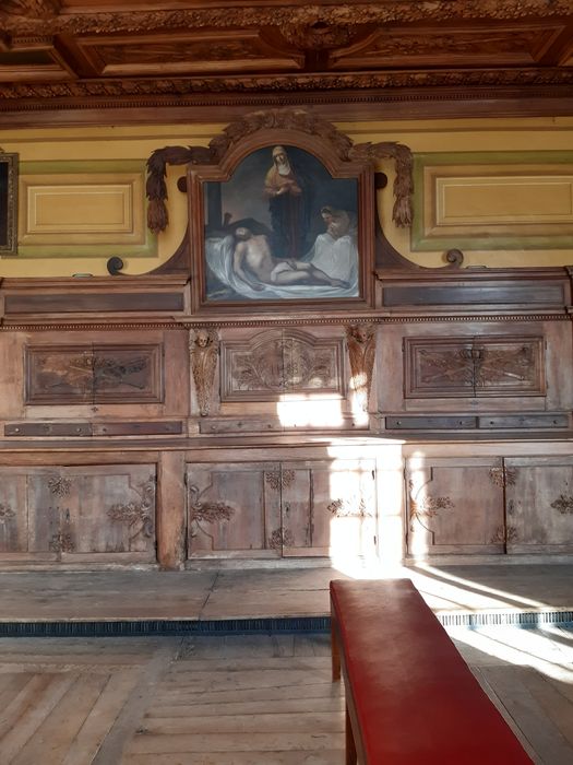 chapelle Saint-Louis, sacristie, lambris de revêtement, tableaux, vue partielle