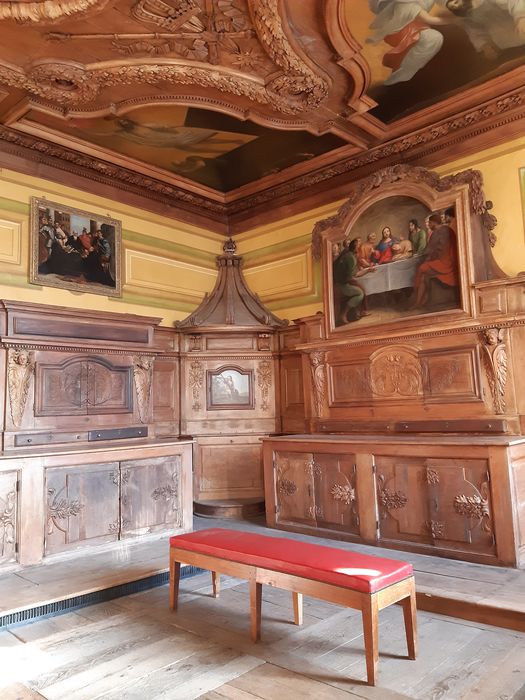 chapelle Saint-Louis, sacristie, lambris de revêtement, tableaux, vue partielle