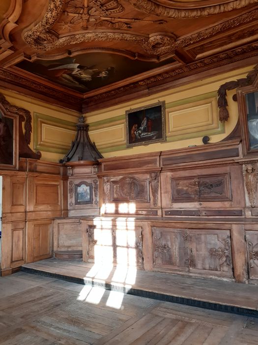 chapelle Saint-Louis, sacristie, lambris de revêtement, tableaux, vue partielle
