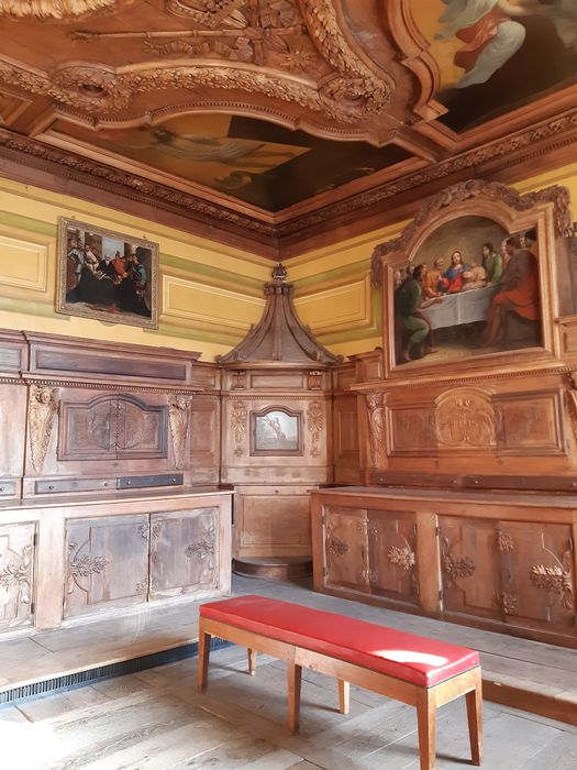 chapelle Saint-Louis, sacristie, lambris de revêtement, tableaux, vue partielle