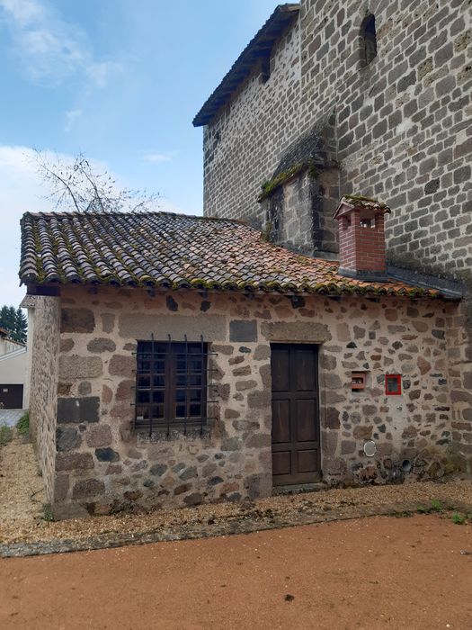 bâtiment accolé à la façade latérale nord