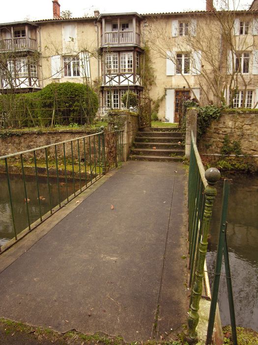 passerelle au-dessus du canal