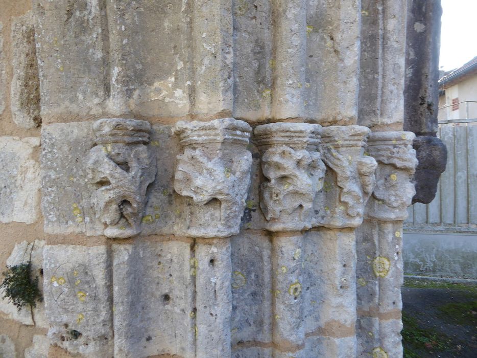 portail d'accès ouest, ébrasement gauche, détail des chapiteaux