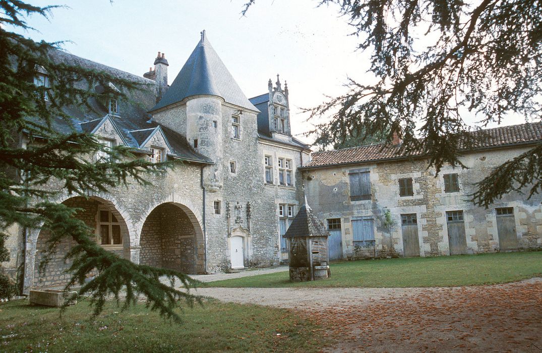 logis, façade ouest, communs, façade nord, vue partielle