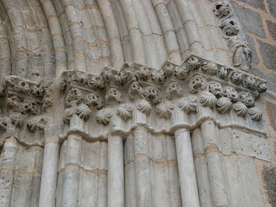 portail d'accès ouest, détail des chapiteaux sculptés