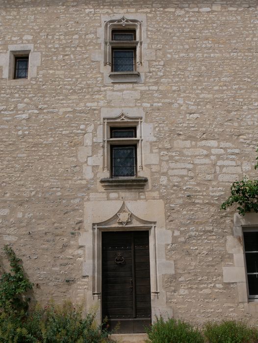 façade sur rue, vue partielle