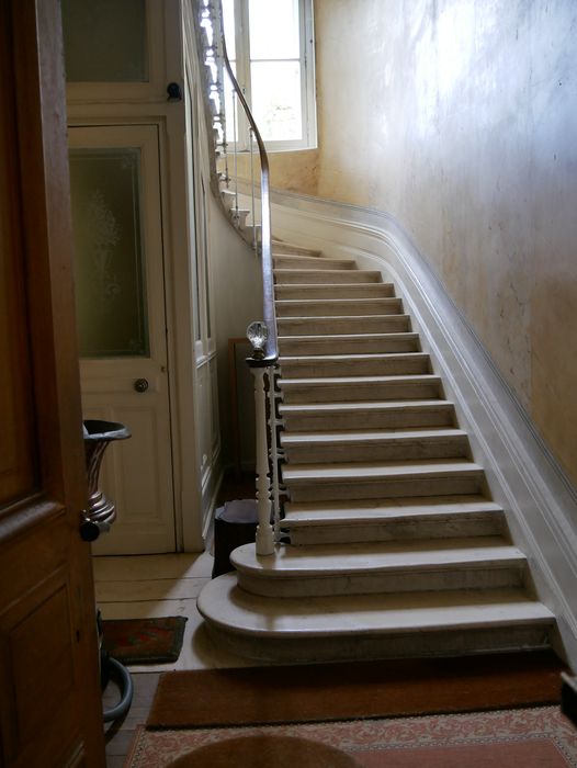 escalier principal, vue partielle