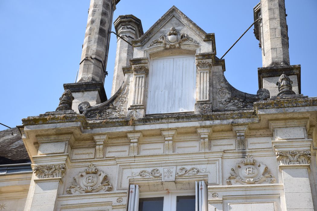 façade est, détail de lucarne de la travée centrale