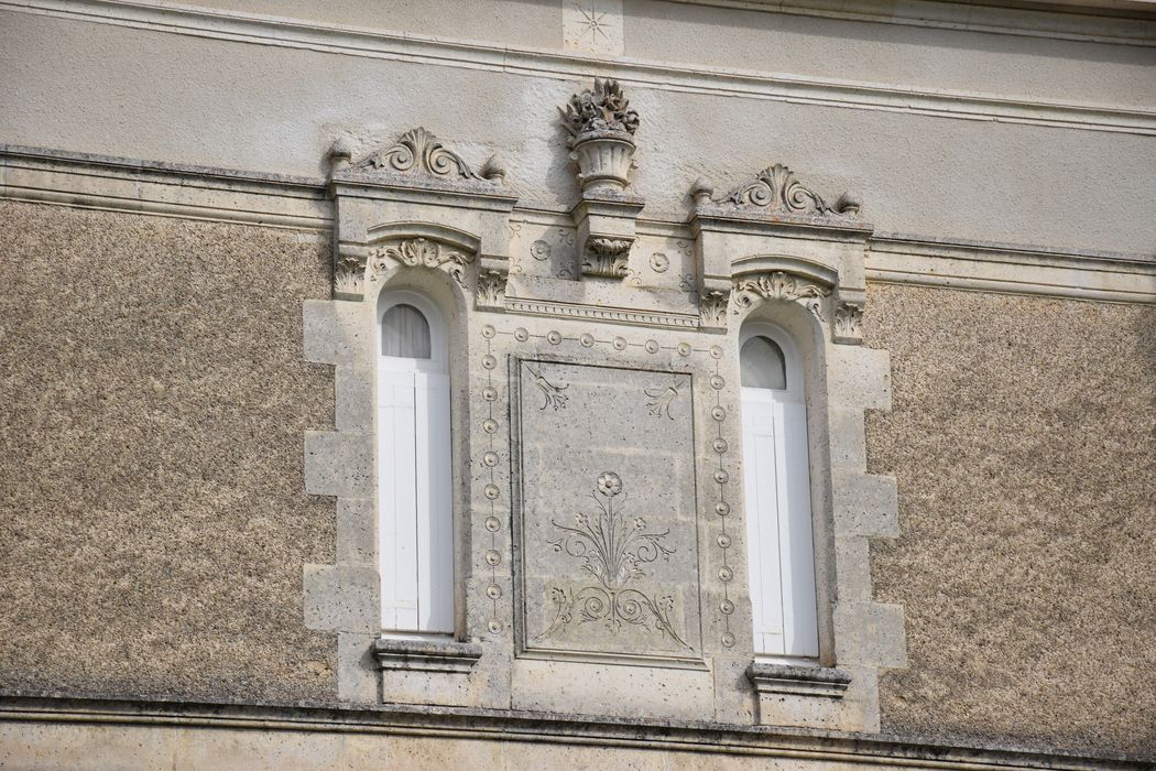 façade sud, détail des fenêtres du 1er étage