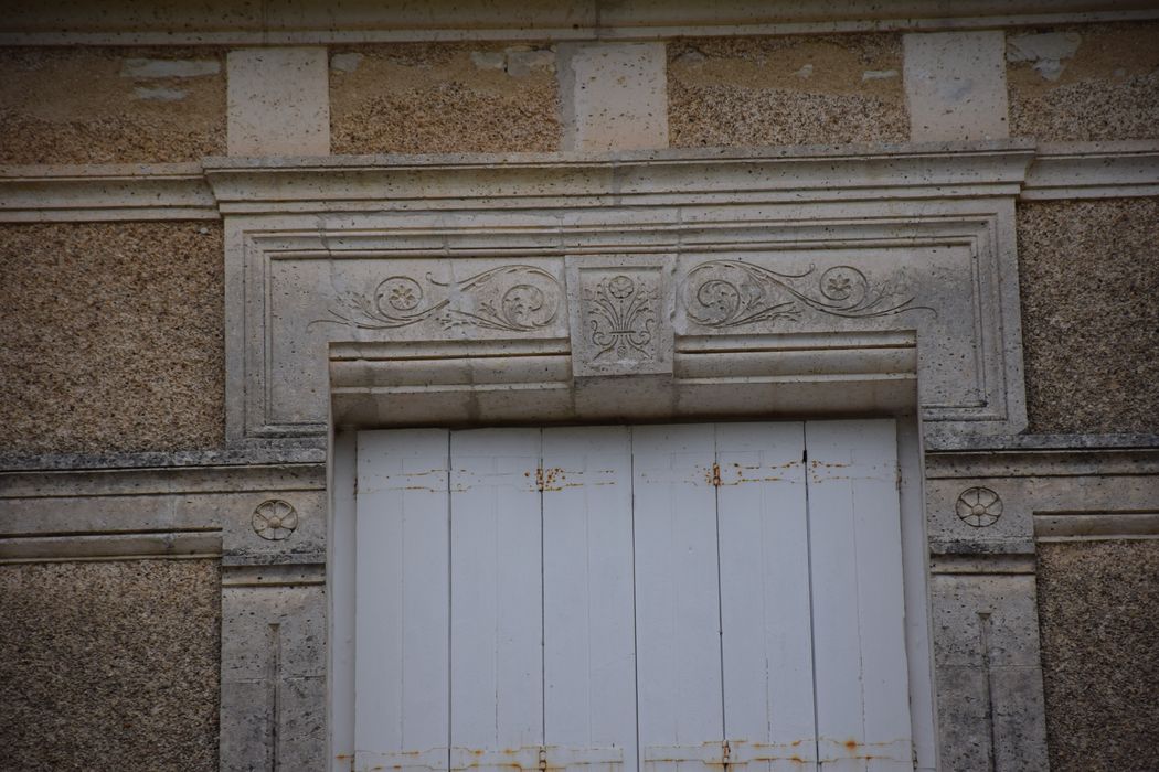 façade ouest, détail du linteau de la fenêtre de la travée central au 1er étage