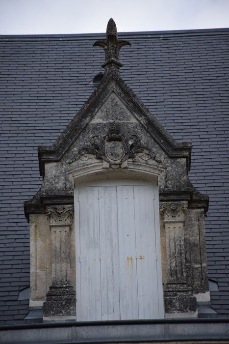 façade ouest, détail de la lucarne de la travée centrale