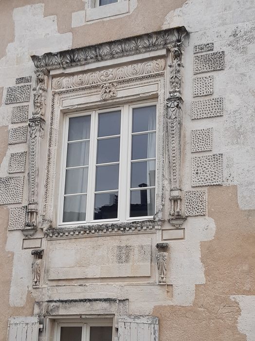 façade sur rue, baie du 1er étage, travée de gauche