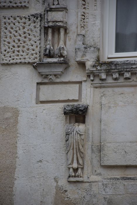 façade sur rue, baie du 1er étage, travée de gauche, détail
