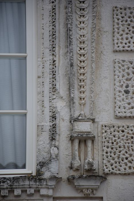 façade sur rue, baie du 1er étage, travée de gauche, détail