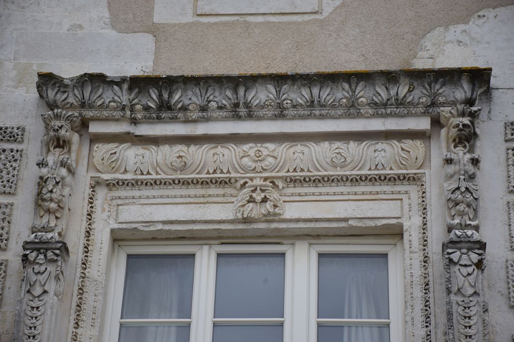 façade sur rue, baie du 1er étage, travée de gauche, détail