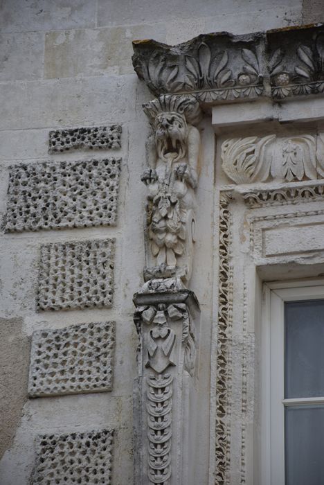 façade sur rue, baie du 1er étage, travée de gauche, détail