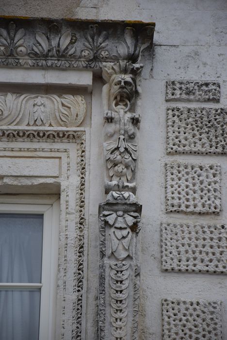façade sur rue, baie du 1er étage, travée de gauche, détail
