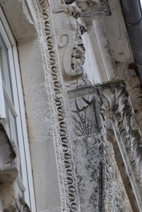 façade sur rue, baie du 1er étage, travée de gauche, détail