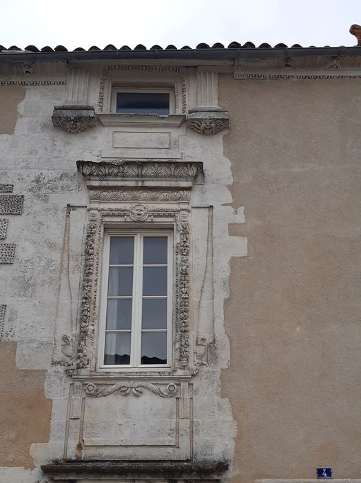 façade sur rue, baie du 1er étage, travée de droite
