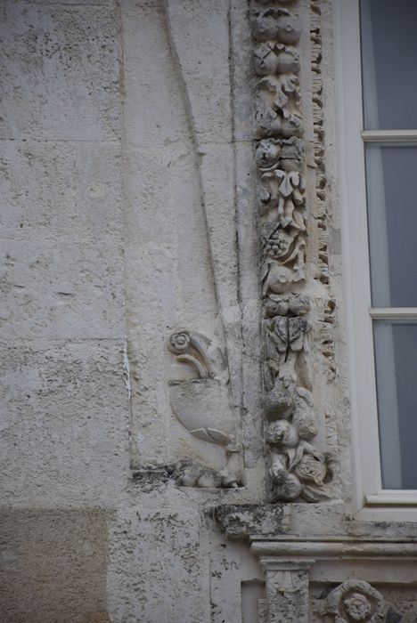 façade sur rue, baie du 1er étage, travée de droite, détail