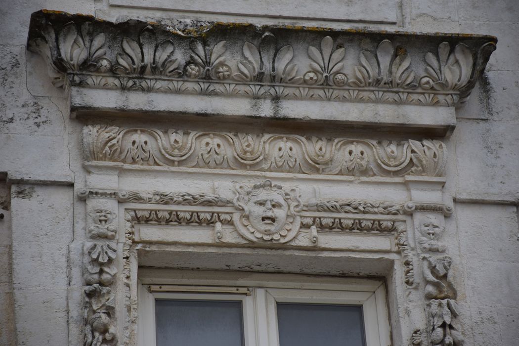 façade sur rue, baie du 1er étage, travée de droite, détail