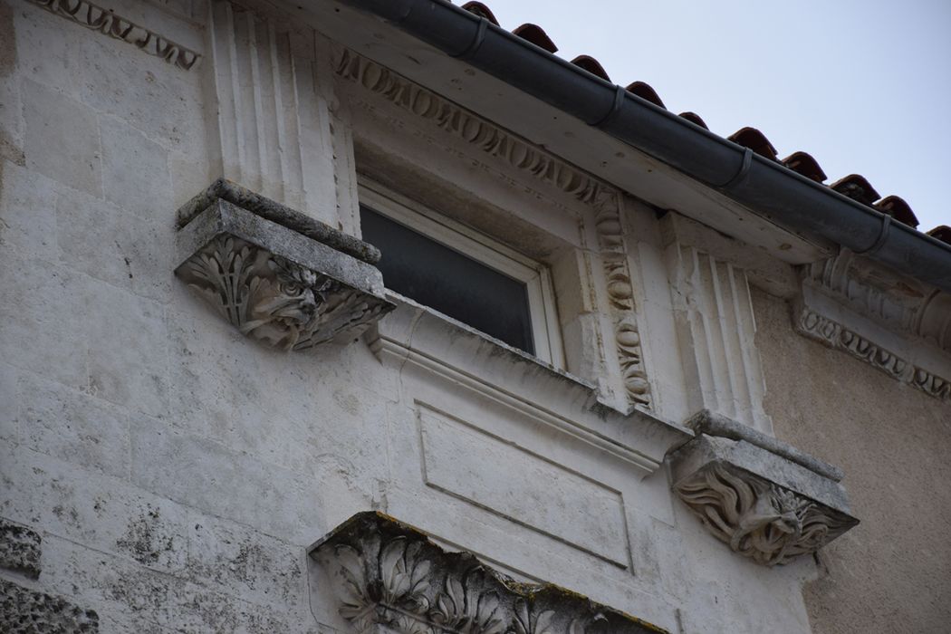 façade sur rue, lucarne pendante arasée du 2e étage, travée de droite