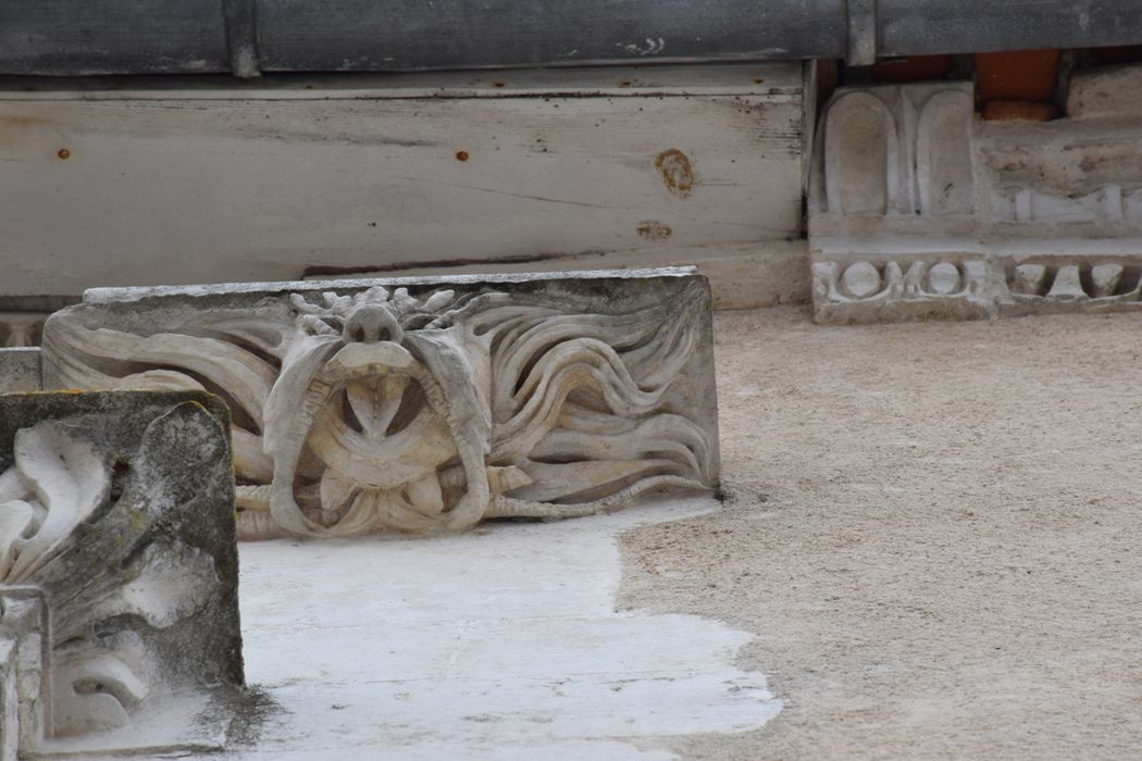 façade sur rue, lucarne pendante arasée du 2e étage, travée de droite, détail