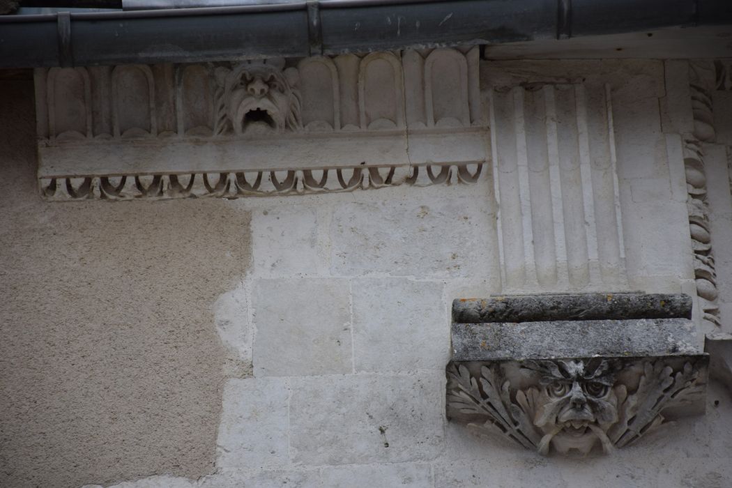 façade sur rue, lucarne pendante arasée du 2e étage, travée de droite, détail