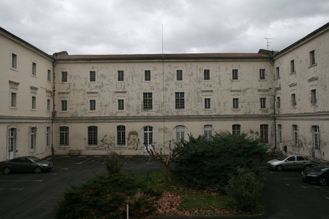 vue partielle des façades sur la cour sud