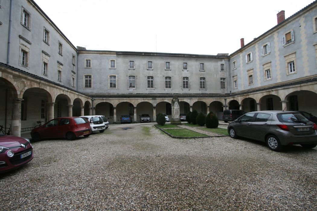 vue partielle des façades sur la grande cour