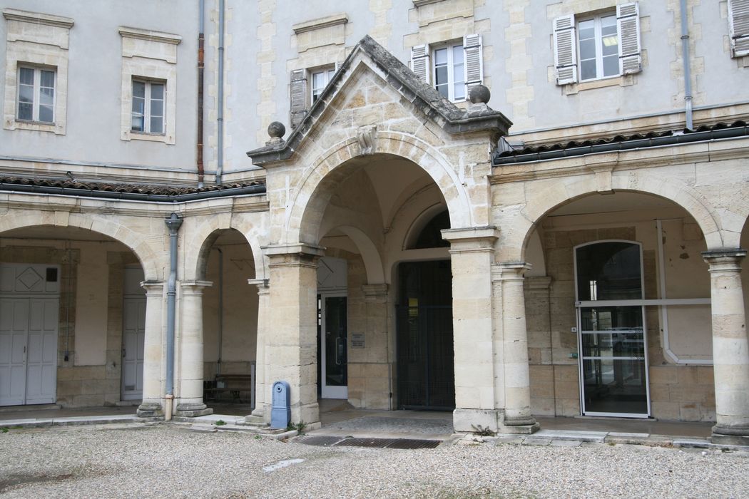 grande cour, porche d’accès au bâtiment