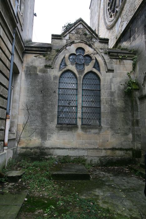 passage vers l’église, détail de la baie