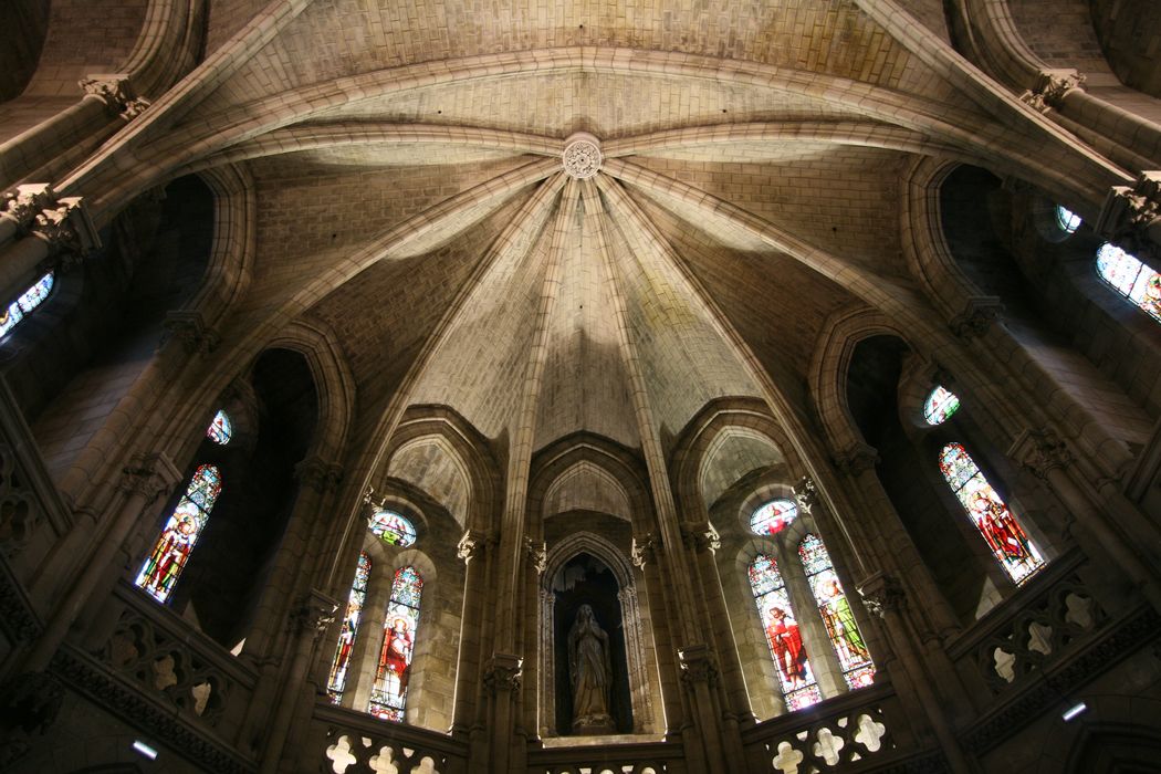 église, vue générale de la voûte du choeur