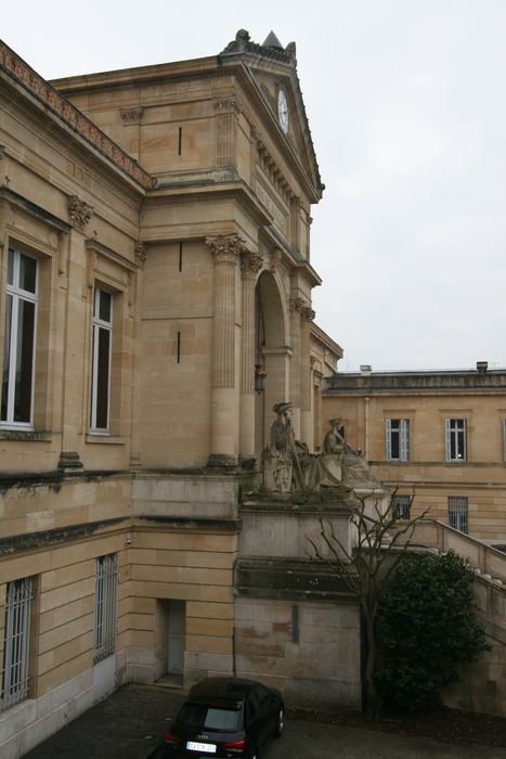 cour nord, vue partielle des façades