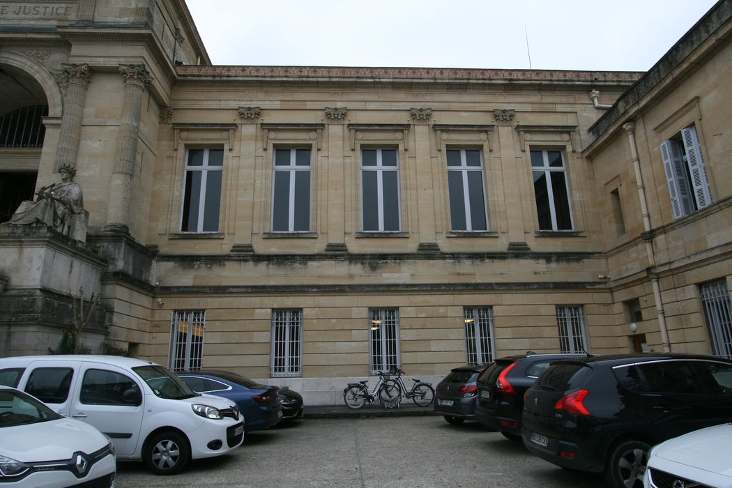 cour nord, vue partielle de la façade antérieure