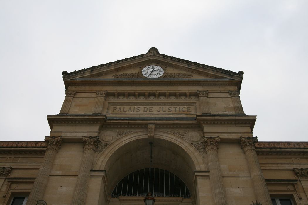 cour nord, vue partielle de la façade antérieure