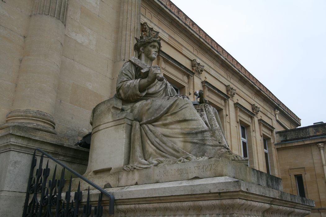 façade nord, statue encadrant l'escalier : La Loi