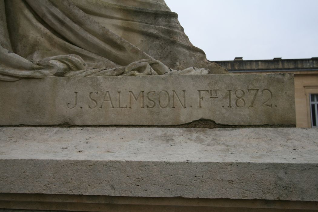 façade nord, statue encadrant l'escalier : La Loi, détail de la signature