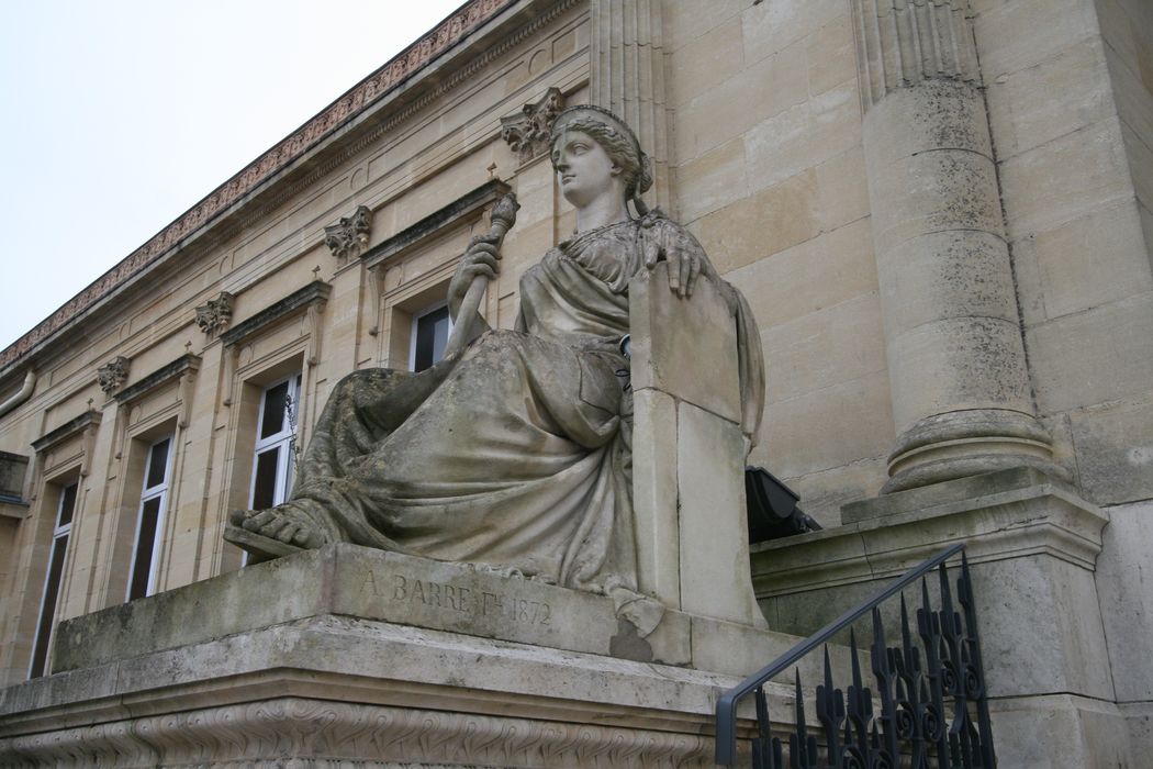 façade nord, statue encadrant l'escalier : Le Droit