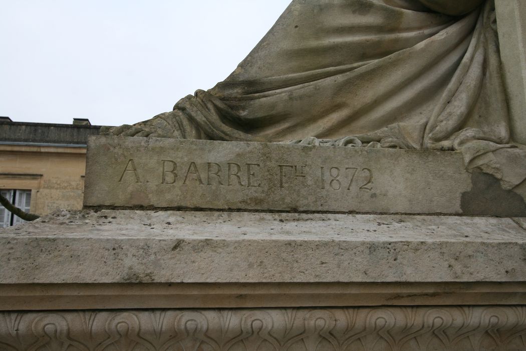 façade nord, statue encadrant l'escalier : Le Droit, détail de la signature