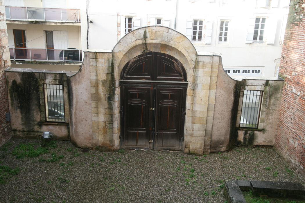 portail monumental d'accès sur rue de la cour de l'hôtel de Monluc