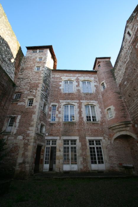 façade sur cour de l'hôtel de Monluc