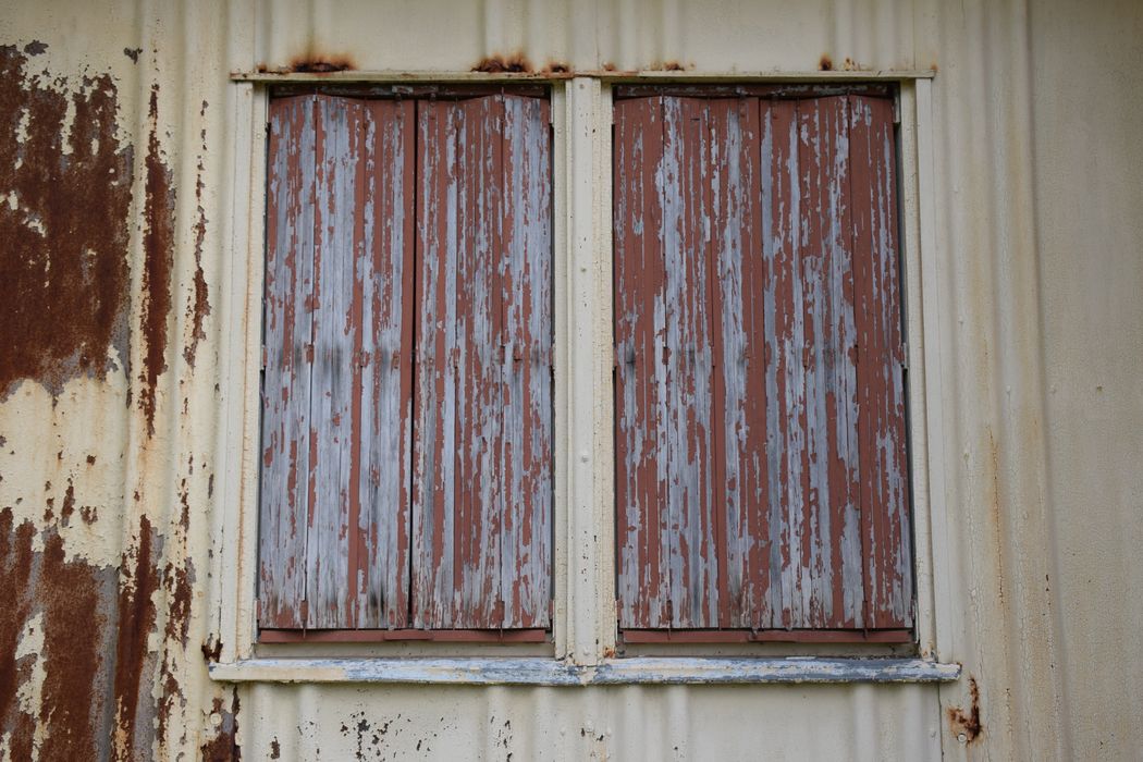 façade ouest, détail d’une baie volets clos