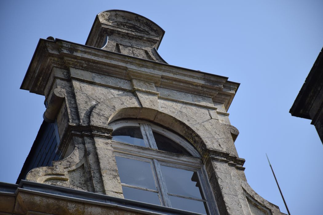 façade sud-ouest, détail de la lucarne de la travée centrale