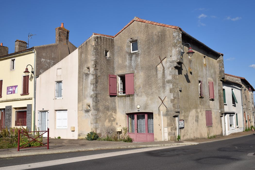 façades ouest et sud sur rues